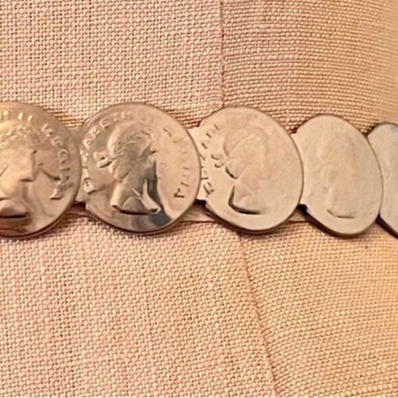 Vintage Queen Elizabeth slinky silver tone coin Belt. Rare. - Picture 2 of 8